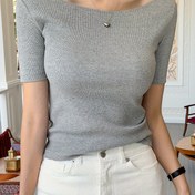 Resim Şık Kadın Off-Shoulder T-Shirt - Yarı Parlak Polyester ve Spandex Karışımı, Makine Yıkamalı, Tüm Mevsimler İçin Dar Kesim Crop Top, Düğme Detayları ile, Casual veya Şık Kıyafetler İçin Çok Yönlü, Şık Offshoulder, Parlak Dokulu 