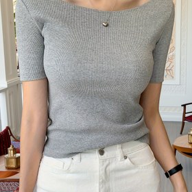 Resim Şık Kadın Off-Shoulder T-Shirt - Yarı Parlak Polyester ve Spandex Karışımı, Makine Yıkamalı, Tüm Mevsimler İçin Dar Kesim Crop Top, Düğme Detayları ile, Casual veya Şık Kıyafetler İçin Çok Yönlü, Şık Offshoulder, Parlak Dokulu 