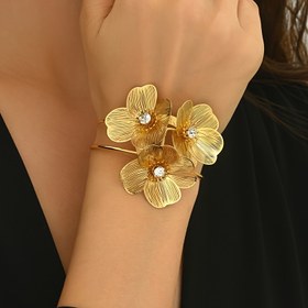 Resim Kadınlar için Şık Altın 3D Çiçekli Açık Manşet Bilezik - Ayarlanabilir Demir Bilezik, Taşlı Vurgularıyla Günlük Kıyafetler veya Partiler için Mükemmel 