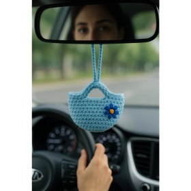Resim Amigurumi Araba Dikiz Aynası Süsü & Anahtarlık & Çanta Askısı – % 100 El Örgüsü Mavi Çanta 