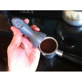 Resim Atomik Kahve Tamperi ile Taze ve Aroma Dolu Kahve Deneyimi 