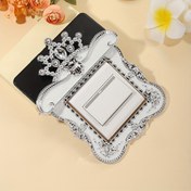 Resim MIAOCAI tarafından ev ve ofis için çok yüzeyli duvar dekor aksesuarı olarak kullanılan, vintage kristal süslemeli moire anahtar çıkartması, şık gül gümüş kenar, tekrar kullanılabilir reçine tek devreli priz çerçevesi, kendinden yapışkanlı koruyucu kapak. 