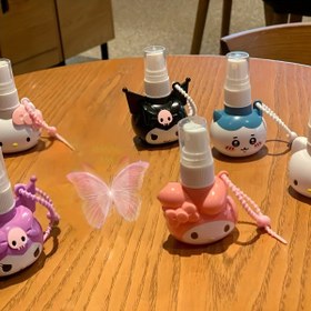 Resim 1 Alana 1 Bedava) Sanrio Kozmetik Sprey Şişesi ve Uygun Boyun Askısı | Yeniden Doldurulabilir & Kullanılabilir | Karikatür Tasarımı | Sevimli ve Kompakt | Basit Stil | Toksik Olmayan Malzeme | Mini Taşınabilir | Hassas Dağıtıcı | Tuvalet Malzemeleri, Cilt Bakımı, Parfüm, Esansiyel Yağlar İçin Uygun 