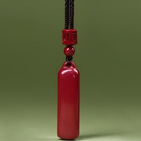 Resim Şık Kırmızı Cinabar Kolye - Çin Karakterleri ile Tradisyonel Çin Tasarımı, Güven, Zenginlik ve İyi Şans'ı Simüle Eder, Doğum Günleri ve Festivaller için Mükemmel, Elektrik Gerektirmez, Festif Aksesuar | Tradisyonel Çin Tasarımı | Kültürel Takı, Çin Takıları 