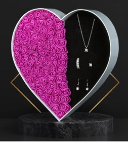 Resim Fotomcity Baş Harfli Beyaz Deluxe Kalp Kutu Çiçek Buketi, Tek Taş Kolye Küpe Ve Beş Taş Yüzük 