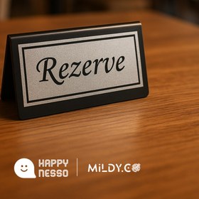 Resim Happynesso Masa Yazısı Serisinden SİYAH Pleksi Üstü TEK Yön SİLVER GRİ Metal "REZERVE" Yazısı - 100 Mm X 50 Mm 