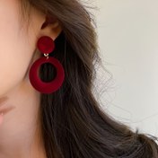 Resim 1 Çift Sonbahar ve Kışlık Kadife Şık Yeni Retro Şarap Kırmızısı Karakter Küpeler, Kadınların Günlük Kullanımı İçin Hong Kong Tarzı Geometrik Yuvarlak Daire Çivili Kulak Süsleri 