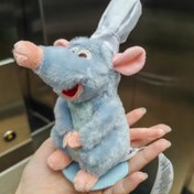 Resim 1 Adet Fare Kral Peluş Oyuncak - İfadeli Gözler ve Yanaklarla Yumuşak Doldurulmuş Bebek, Kabarık Kuymalı Tabanlı Sevimli Hayvan Mavi & Pembe Kulaklar ve Patilerle Donatılmış - Kızlar için Harika Doğum Günü/Parti Hediyesi, Kız Çocuk Odası Dekoru, Parti İkramları ile Toplanabilir Dolgucu Arka Plan (Anime Tutkunlarına ve Aşç Şef Temalı Hediyelerine Uygundır) Beyaz Şapkalı Şef Başörtülü ve pembe patili pelüş omuz bebek, çekici hediye kedi dolgucusu büyük boy doldurma hayvani 