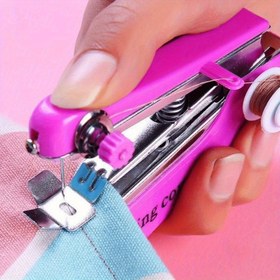 Resim A Pink Mini Manuel Dikiş Makinesi - Hızlı Tamirler ve Küçük Projeler İçin Taşınabilir Bir Bahar Aracı, Yaratıcı Bir Dikiş Aksesuarı. 
