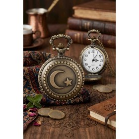 Resim Wolawood Türk Bayraklı Antika Görünümlü Köstekli Cep Saati Nostaljik ve Anlamlı Hediye Metal Tasarım Quartz Mekanizma Ay Yıldız Kabartmalı Vintage Hediyelik Saat 