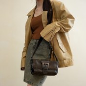 Resim 2024 Kadın Maroon Crossbody Çanta Fermuar Kapatma ile - Günlük Giyim için Şık Kahverengi ve Bej Omuz Çantası | Minimalist Tarz | Dayanıklı Fermuar Kapatma 
