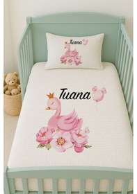 Resim %100 Pamuk İsme Özel İsimli 100x150 Cm Pike Seti Pembe Çiçekli Kuğu 