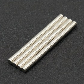 Resim 100 adet 5X2 ölçüsünde küçük manyetikler 