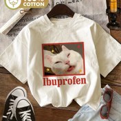 Resim Kadın Grafik Tişört - Sevimli Kedi ve Yıldız Tasarımı ile "İbuprofen" Metni, Rahat Yuvarlak Yaka Kısa Kollu Tişört, Hafif ve Nefes Alabilir, Bahar/Yaz İçin, Günlük Tişört | Eğlenceli Tasarım | Rahat Uygunluk 