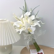 Resim Kurdeleli Şık Beyaz Yapay Kala Zambak Buketi - Düğünler, Nişanlar ve Sevgililer Günü Fotoğraf Aksesuarları, İlkbahar Dekorasyonu ile Mevsimlik Kutlamalar için Mükemmel 