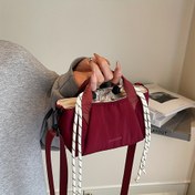 Resim Kadınlar İçin Mini Tote Çanta - İpli Kapatma ve Ayarlanabilir Askı, İş, Seyahat, Geziler için Kompakt Günlük Çanta - Dayanıklı Polyester El Çantası Bordo Kırmızı Renk - Kadınlar için Omuz/Çapraz Vücut/Klatch Çanta, Küçük Crossbody Çanta, Gündelik Aksesuar, Minimalist Tasarım, Sağlam Yapı, Çok Yönlü Stil 