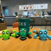Resim Oyun Sever Kaplumbağa Bardak Dinlenme ile Ifade Yapan Yüz ve Kollar Kaldırma - Kahve Severler için Eğlenceli Tasarım ile Yeşil Plastik Bardak Tutucu, Kaplumbağa Tutkunları için Mükemmel Hediye, Kaplumbağa Dekoru | Oyun Sever Tasarım | Plastik Yapı, Kaplumbağa Aksesuarları 