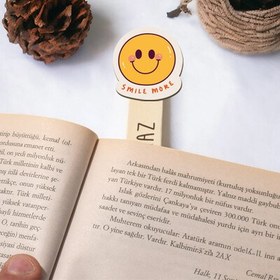 Resim Gülen Emoji İsimli Ahşap Kitap Okuma Ayracı 