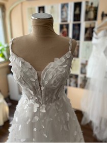 Resim ABAD.HANDMADE 3boyut çiçek detaylı drapeli helen gelinlik 