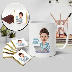 Resim Bilgisayar Başındaki Kadın Karikatürlü Kupa ve Çikolata 