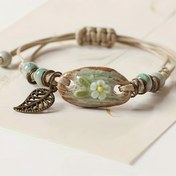 Resim Boho Chic Seramik Çiçek Bileklik Ayarlanabilir Örgülü Kayış ile - Zarif Beyaz Çiçek ve Yeşil Yaprak Tasarımı, Kadınlar için Mükemmel Sevgililer Günü Hediyesi, Rahat Kıyafet Bileklik | Boho Chic Tarzı | Ayarlanabilir Bileklik 