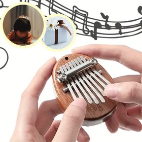 Resim Mini Kalimba Parmak Piyano 8 Anahtarlı Ahşap Asılı İpi ile, Harika Parmak Piyano Aracı, Arkadaşlar için İdeal Hediye, Sevgililer Günü, Yetişkin Başlangıçlar için 