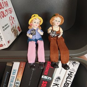 Resim Sallanan Ayaklı Kürek Taşıyan Ve Sulama Kabı Tutan Çocuk Biblosu 