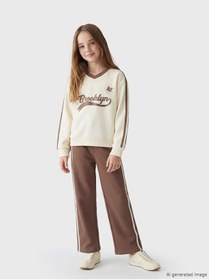 Resim LC Waikiki Ekru Brooklyn Baskılı Kız Çocuk Sweatshirt ve Eşofman Altı 