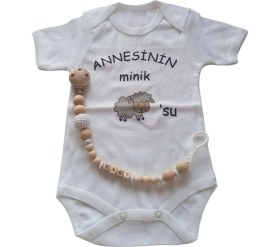 Resim PremiumPort Minik Kuzusu Baskılı Badi ve Isimli Emzik Askısı Hediye Seti 