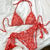 Resim 25SS Yaz Trendleri. Avrupa ve Amerika Kadınların Kırmızı İki Parça Bikini, Dantelli Beyaz Jakarlı Kumaş, Kolsuz, Şık, Seksi, Lüks ve Plaj, Sıcak Çamurlar ve Havuz Partileri için Popüler Bir Seçenek. Trend Tasarımcı Stillerinde Olması Gereken Bir Şey. 