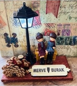 Resim Işıklı Sevgili Sokak Lambası Dekoratif Biblo, Ferforje Kalp Ahşap Kaideli, Beyaz 