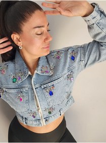Resim RENGARENG Kadın Tasarım Denim Ceket Renkli Taş ve Zincir İşleme Detaylı Mavi Crop Kalıp Kot Mont 