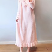 Resim Kadınlar için Kışlık Pijama - Uzun Formal & Casual Uyku Giyimi, Yumuşak Pembe, Zarif Salon Giyimi, Ev, Spa veya Özel Günler için Rahat Soğuk Hava Gecelik, Ev Konfor Giyimi, Büzgülü Yaka Tasarımı, Peluş Dokulu, Kadınlar için Kışlık Elbise 