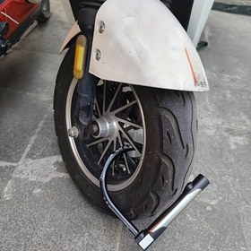 Resim 1 Adet Ağır Hizmet Tipi Hırsızlık Karşıtı U Şekilli Kilit PVC Kaplama ve Cilalı Paslanmaz Çelik Yapı - Motosikletler, Bisikletler, Elektrikli Scooterlar için Hidrolik Dirençli Güvenlik - 2 Anahtar Dahil & Lastik Koruma, Bisiklet Kilitleme Sistemi, Şık Metalik Bitiş, Dayanıklı Kilit Tasarımı 