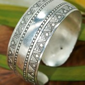 Resim Benzersiz Cuff Bangle Cuff Bileklik Çinko Alaşımı Gümüş Kaplama Takı Üçgen Desen Vintage Bohem Tarzı Kişilik El Dekoru 