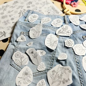 Resim 72 Adet Çiçek Nakışlı Sticker - Kendinden Yapışkanlı Su Çözünebilir Dokusuz Kumaş, Kolay Kesim DIY Giysi Süslemesi, Yaratıcı Kumaş Tasarımları için Siyah & Beyaz Çiçek Desenleri 