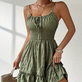 Resim Kadınların Canlı Yeşil Ruched Mini Elbisesi, Ayarlanabilir Spagetti Askıları, Sırtı Açık Tasarım ve Katmanlı Ruffle Etek - Hafif Yazlık Rahat Elbise, Plaj veya Tatil için, Plaj Elbiseleri, Tatil Kıyafeti, Ruched Dokulu, Kumaş 