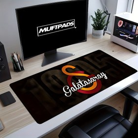 Resim Galatasaray SK 1905 Resmi Oyun ve Ofis Masa Matı - Kaymaz Kauçuk Taban, Pürüzsüz Yüzey, Kırmızı ve Siyah Takım Renkleri, Büyük Dikdörtgen Bilgisayar Matı PC, Laptop, Çalışma Alanı için - Futbol Hayranları, Oyuncular, Profesyoneller için İdeal Hediye - Dayanıklı Masa Dekorasyonu, Futbol Masa Matı, Dinamik Tasarım, Polyester Elyaf Yüzey, Pc Ayarları, Spor Teması, Sağlam Yapı, Pc Tutkunları 