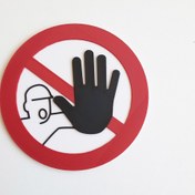 Resim moistrid Kırmızı Şeritli Plastik Dur Levhası El Işareti Oda Kapı Süsü Yapışkanlı Girilmez Tabelası 13 Cm 