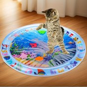 Resim Etkileşimli Su Algısı Kedi Oyun Matı - Yüzen Balık Tasarımı ile Sıçrama Karşıtı PVC Yavru Patlatma, Dayanıklı ve Eğlenceli Kapalı Eğlence İçin Tüm Irklara Uygun, Kedi Su Oyun Matı | Karikatür Desen | Dayanıklı PVC Mat, Kedi Oyuncak, Pil Olmadan 