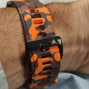 Resim Fenix 8/7/6/5 Serisi, Epix Pro (Gen 2), Enduro 3, Instinct 2/2X, Tactix 7 Pro, Forerunner 935/945/955, Marq Gen 2, MK1/MK2/MK3i için Ayarlanabilir Kamuflaj Silikon QuickFit Saat Kayışı - Su Geçirmez, Dayanıklı Yedek Kayış Paslanmaz Çelik Toka ile - Turuncu & Kahverengi 