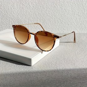 Resim Kadınlar için Şık Oval Moda Gözlükleri - Dayanıklı Metal Menteşe, Yansıtıcı Ayna Lensler, ve Moda için Mükemmel 