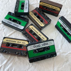 Resim 2 Adet Mini Retro Kaset Dekorasyonu - "Awesome Mix Vol. 2" & "Good Vibes" Tasarımlı Reçine Figürler, Vintage Çok Renkli Çizgili Bebek Evi Aksesuarları, DIY Takı Anahtarlıklar, Minyatür Eşyalar, Antika Dekorasyon, El Yapımı Detaylar, Koleksiyonluk Miniatürler, Ev Dekoru 