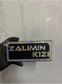 Resim HBSİ SİYAH RENK ÜZERİ HOLOGRAM RENK ZALIMIN KIZI YAZILI VANTUZLU CAM SÜSÜ 