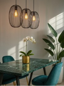 Resim NOONLUX DESIGN&LIGHTING Malmö 3lü Siyah Kafes Avize Oturma Odası Yemek Masası Ahşap Masif Masa Yeşil Damarlı Mermer 