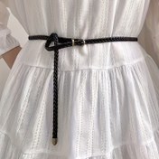 Resim Kadınlar için delik delinmeden, vintage ve minimalist tarzıyla bir el işi dokuma kemer, eteklerle eşleştirilebilecek bir dekoratif aksesuar olarak mükemmel. 