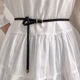 Resim Kadınlar için delik delinmeden, vintage ve minimalist tarzıyla bir el işi dokuma kemer, eteklerle eşleştirilebilecek bir dekoratif aksesuar olarak mükemmel. 