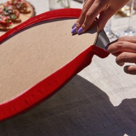 Resim Yılbaşı Temalı Geyik Motifli Üçgen Püsküllü Runner 1 Adet ve 6 Adet Bordo Renkli Supla 