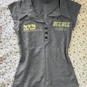 Resim Kadın Vintage Y2K Goth-Inspired "NYN" ve "DCCOCC" Harf Baskılı T-Shirt - Rahat Kısa Kollu Düğmeli Tee, Sahte Düğmeler, Tüm Mevsimler, Tüm Mevsimler Tee | Vintage Grafik Tee | Rahat Düğmeli Gömlek 
