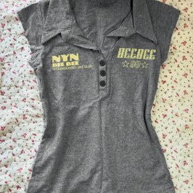 Resim Kadın Vintage Y2K Goth-Inspired "NYN" ve "DCCOCC" Harf Baskılı T-Shirt - Rahat Kısa Kollu Düğmeli Tee, Sahte Düğmeler, Tüm Mevsimler, Tüm Mevsimler Tee | Vintage Grafik Tee | Rahat Düğmeli Gömlek 